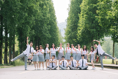 杨浦大学毕业照合影创意拍摄定格青春